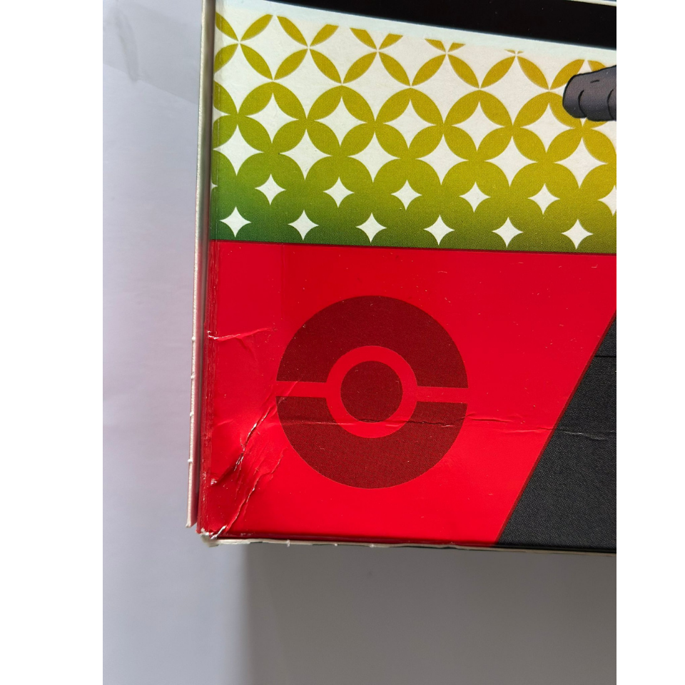 Pokemon Prismatic Evolutions: Lucario ex & Tyranitar ex Premium Collection - Slika 9